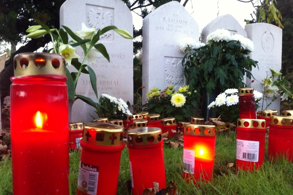 Groby polskich żołnierzy w Hoek van Holland - listopad 2014. Fot. archiwum Niedziela.NL