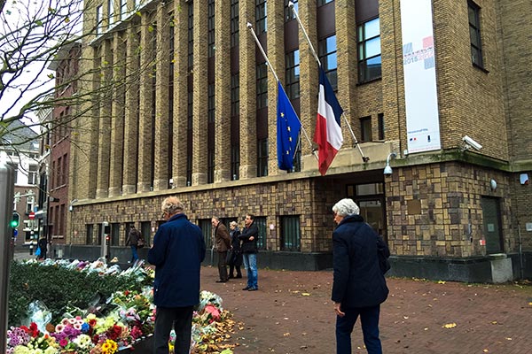 Kwiaty przed Ambasadą Francji w Hadze, fot. archiwum Niedziela.NL