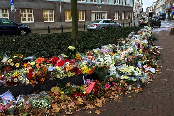 Kwiaty przed Ambasadą Francji w Hadze, fot. archiwum Niedziela.NL