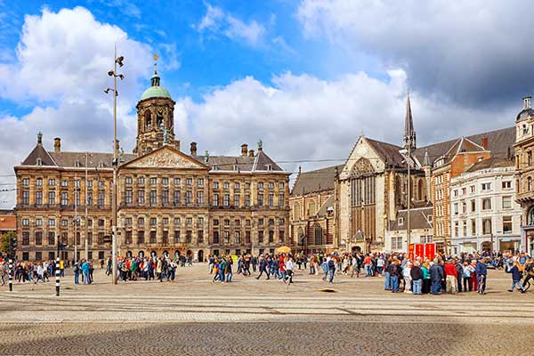 Pałac Królewski w Amsterdamie przy placu Dam, fot. Brian Kinney / Shutterstock.com