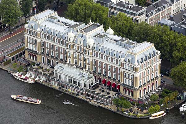 Amstel Hotel w Amsterdamie, fot. Aerovista Luchtfotografie / Shutterstock.com