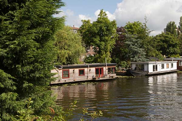 Leiden, domy na wodzie w fot. Shutterstock