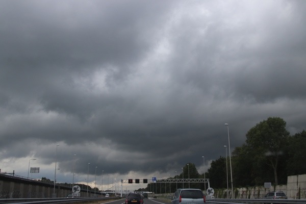 Ciemne chmury nad 's-Gravenzande w Południowej Holandii // fot. Shutterstock, Inc.