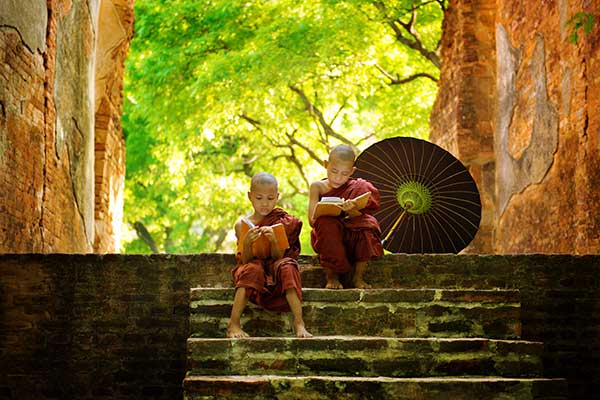 Birma, mlodzi mnisi przed wejściem na teren świątyni, fot. Shutterstock