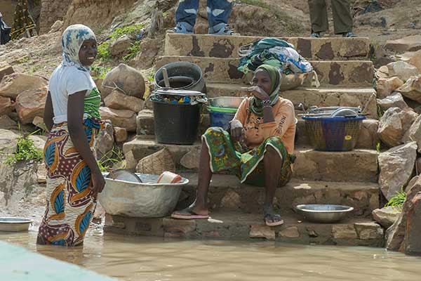 Mali, kobiety myją naczynia w rzece, fot. Marianobanco / Shutterstock.com