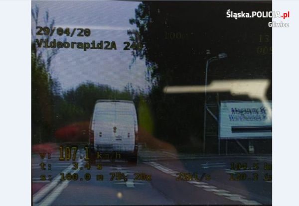 Zdjęcie dostawczaka pędzącego 107 km/h w obszarze, na którym obowiązuje ograniczenie do 50 km/h. Fot. Policja