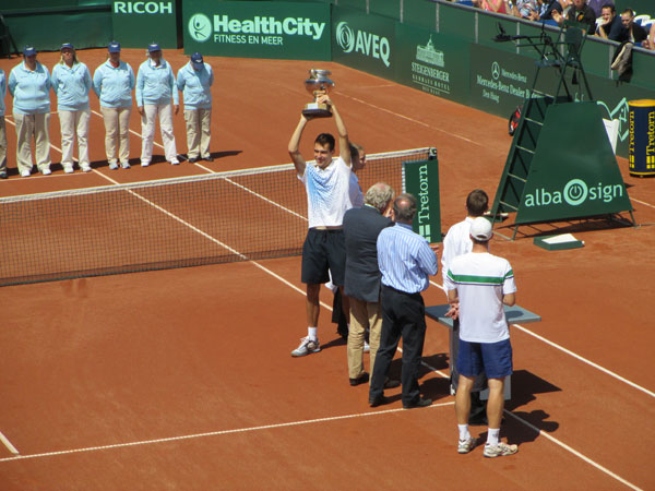 Jerzy Janowicz cieszy się ze zwycięstwa w turnieju w Hadze (2012)