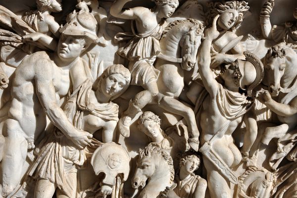 foto: Bas-relief and sculpture of ancient Roman warriors // fot. Shutterstock, Inc.