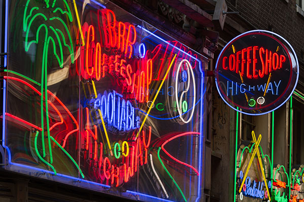 Kolorowe neony nad coffeeshop'ami, sprzedającymi miękkie narkotyki, fot. Shutterstock