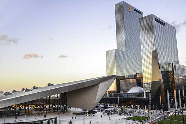 Stacja centralna w Rotterdamie, obok budynki Nationale Nederlanden fot. Alexandre Rotenberg / Shutterstock.com