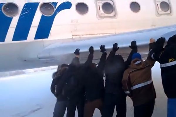 Pasażerowie pchali samolot, żeby mógł wystartować Pasażerowie, którzy pchali samolot, najwyraźniej zachowywali przy tym dobry humor. (Fot. You Tube)