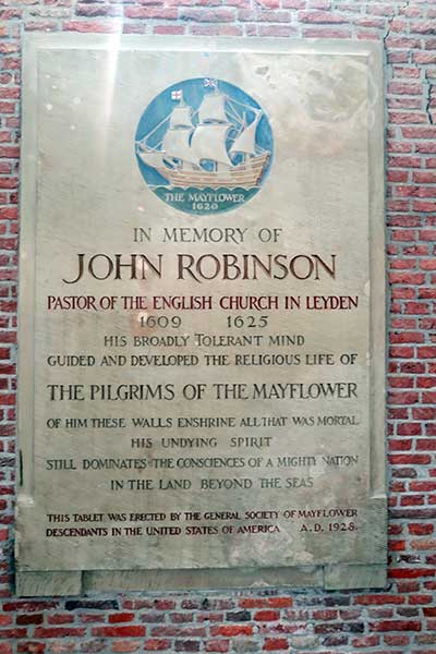 Tablica w kościele Pieterskerk, upamiętniająca Johna Robinsona, jednego z liderów Pielgrzymów w Lejdzie, fot. ŁK, Niedziela.NL