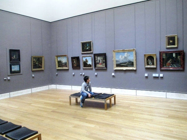 Jedna z sal z malarstwem niderlandzkim w Luwrze - zdecydowanie mniejszy tłok niż przed Mona Lisą, fot. Łukasz Koterba